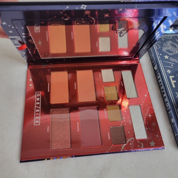 One/Size x Fantasia Holiday Storybook Mickey Face & Eye Palette - Picture 2 of 3